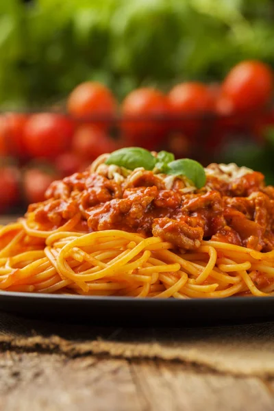 Läcker spaghetti serveras på en svart tallrik — Stockfoto