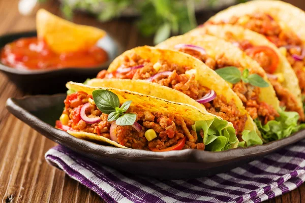 Taco 's met vlees en groenten op houten plank — Stockfoto