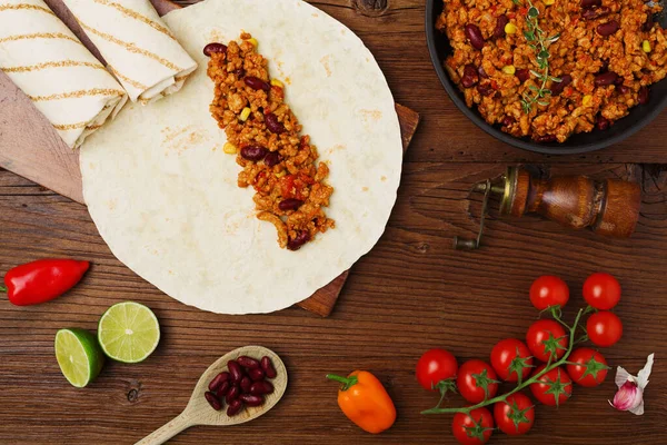 Burritos envuelve con carne, frijoles y verduras . —  Fotos de Stock