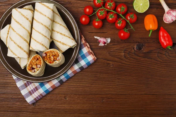 Burrito 's met vlees, bonen en groenten. — Stockfoto