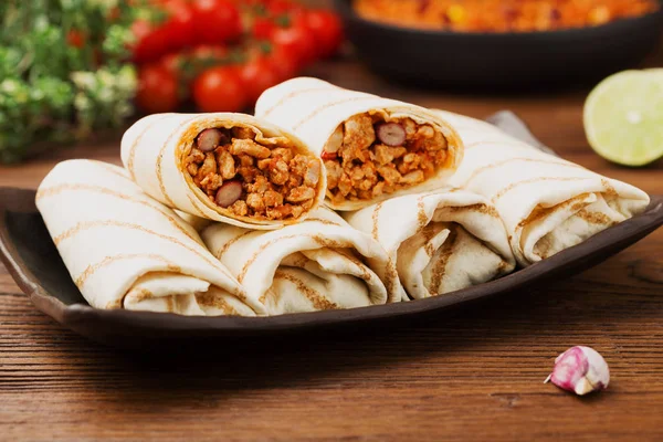 Burritos envolve carne, feijão e legumes . — Fotografia de Stock