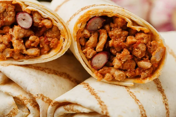 Burritos envuelve con carne, frijoles y verduras . —  Fotos de Stock