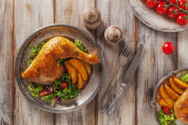 Jambe de poulet cuite au four, servie avec pommes de terre et légumes rôtis . — Photo