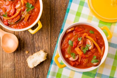 Taze sebze ile lezzetli letcho, sarı bir tencerede w servis