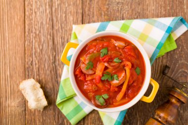 Taze sebze ile lezzetli letcho, sarı bir tencerede w servis