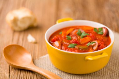 Taze sebze ile lezzetli letcho, sarı bir tencerede w servis