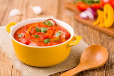 Taze sebze ile lezzetli letcho, sarı bir tencerede w servis