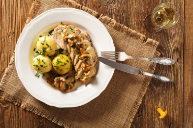 Mantar soslu kızarmış tavuk göğsü..