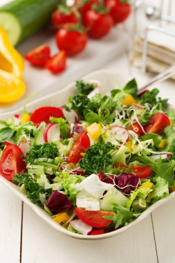 Turp ve lahana taze sebze ile Bahar salatası