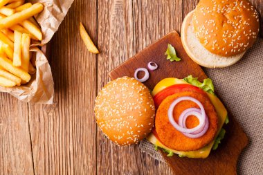 Lezzetli balık burgeri ve taze patates kızartması.. 