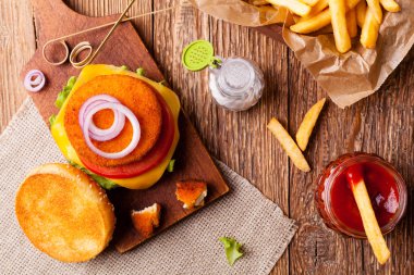 Lezzetli balık burgeri ve taze patates kızartması.. 