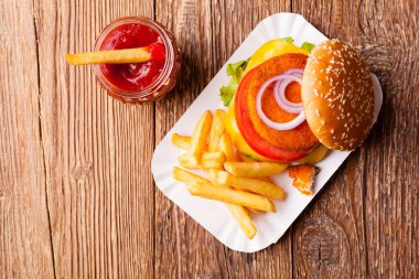 Lezzetli balık burgeri. Taze patates kızartmasıyla servis ediliyor. 