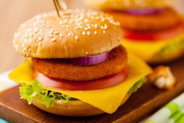 Lezzetli balık burgeri. Peynirli.