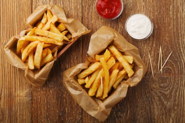 Karton kutuda Belçika usulü patates kızartması servis ediyorum. D olsun ya da olmasın.