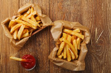 Karton kutuda Belçika usulü patates kızartması servis ediyorum. D olsun ya da olmasın.