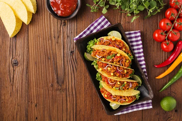 Taco 's met vlees en groenten op houten plank — Stockfoto