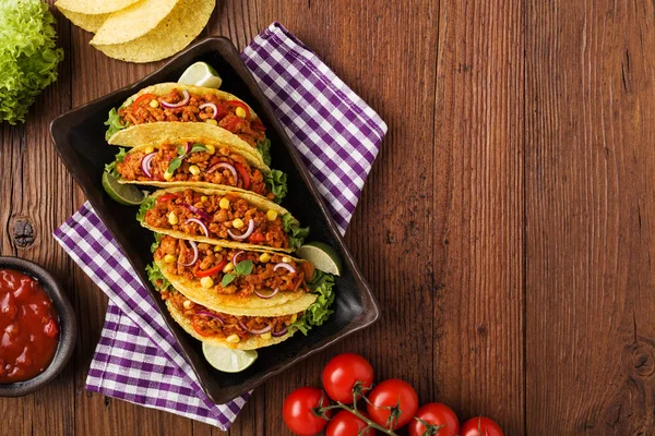 Taco 's met vlees en groenten op houten plank — Stockfoto