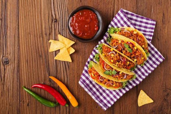 Taco 's met vlees en groenten op houten plank — Stockfoto