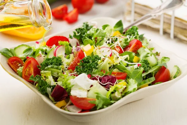 Salada de primavera com verduras frescas de rabanetes e couve — Fotografia de Stock