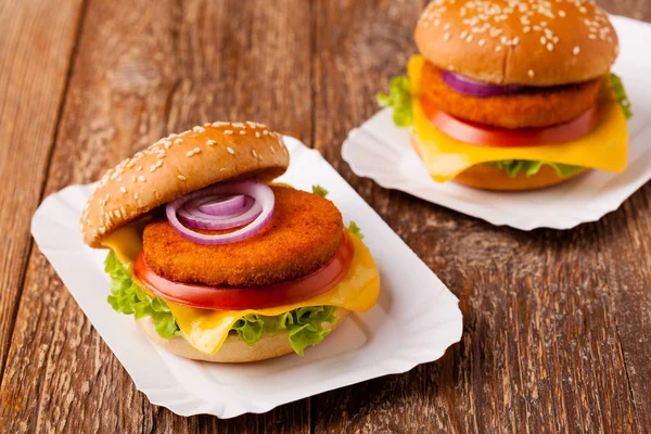 Pyszne hamburgery rybne, podawane na papierze spróbuj. — Zdjęcie stockowe
