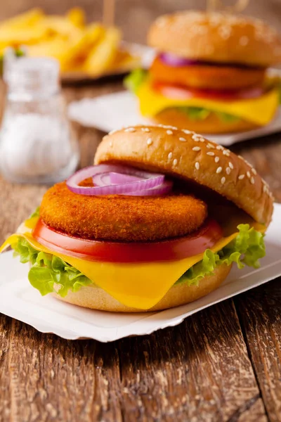 Heerlijke visburger geserveerd met verse frietjes, geserveerd op — Stockfoto