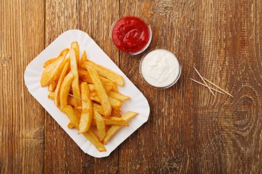 Kağıt tepside Belçika usulü patates kızartması servis ediyorum. 