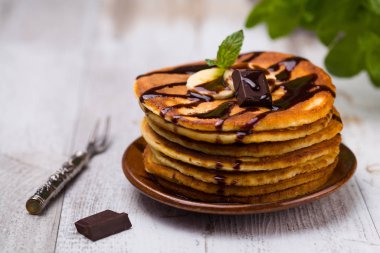 Muz ve çikolata ile lezzetli krep.