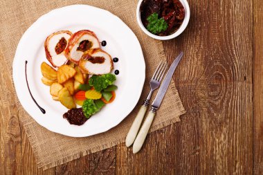 Kurutulmuş domates ve mozzarella ile nefis tavuklu börek..