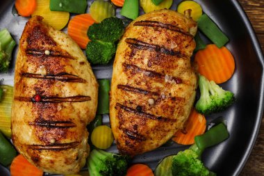 Tavada sebzeli ızgara tavuk göğsü..