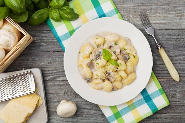 Porcja gnocchi z sosem grzybowym i serem. — Zdjęcie stockowe