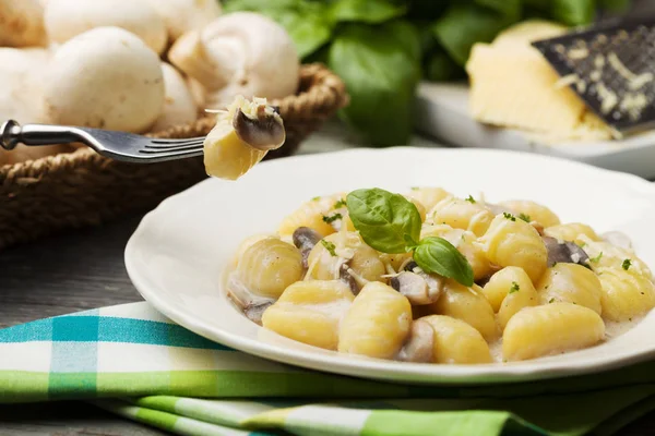 Portion of gnocchi with mushroom sauce and cheese. — Stock Photo, Image