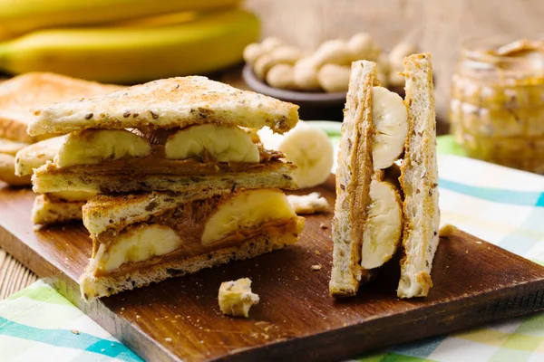 Sandwich con mantequilla de maní y plátano — Foto de Stock