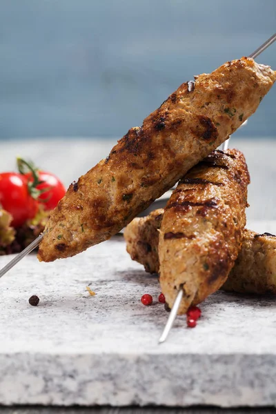 Kofta alla griglia - kebeb con verdure su un piatto. — Foto Stock