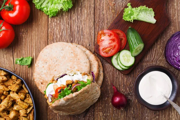 Pita sallad med rostad kyckling och grönsaker, serveras med en de — Stockfoto