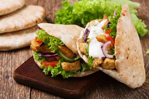 Salada de Pita com frango assado e legumes, servido com um de — Fotografia de Stock