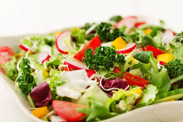 Salada de primavera com verduras frescas de rabanetes e couve — Fotografia de Stock