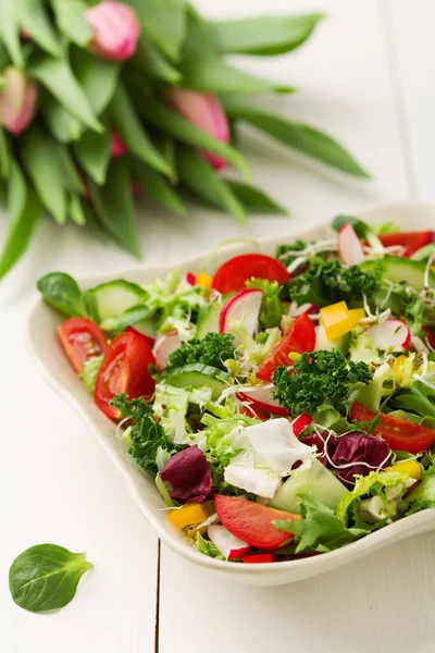 Salada de primavera com verduras frescas de rabanetes e couve — Fotografia de Stock