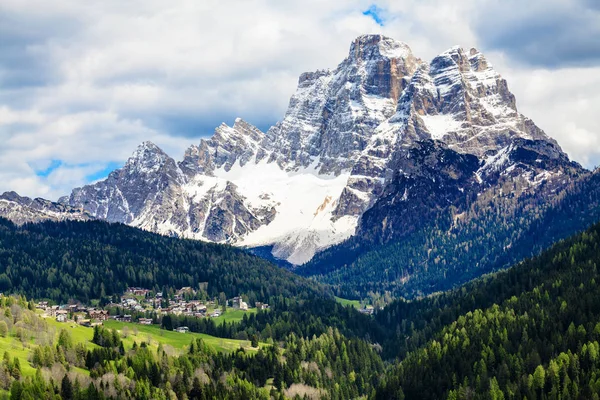 Alpin dal i vårsolen — Stockfoto