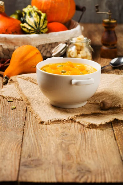 Sopa, creme de abóbora servido com sementes torradas e croutons . — Fotografia de Stock