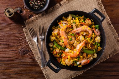 Geleneksel İspanyol paella 'sı ve deniz ürünleri ve tavuk..