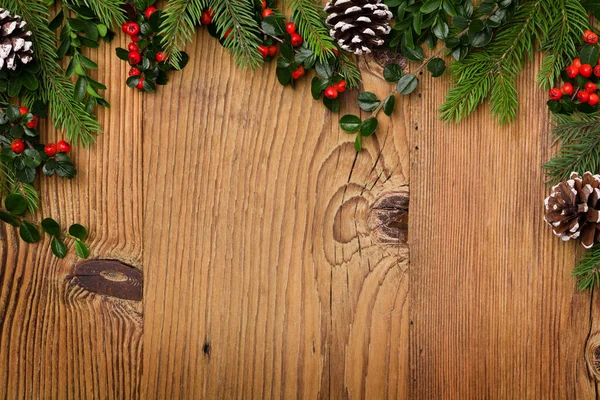 Vinter bakgrund med naturliga gröna växter och xmas dekoration — Stockfoto