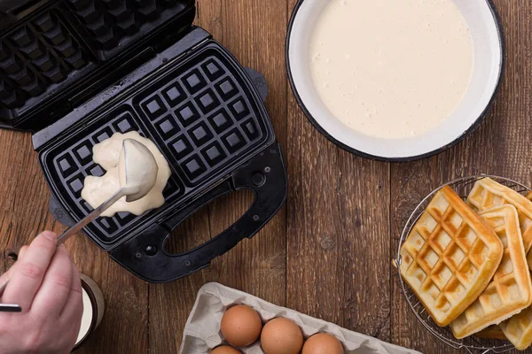 Gaufres de cuisson à la maison. — Photo