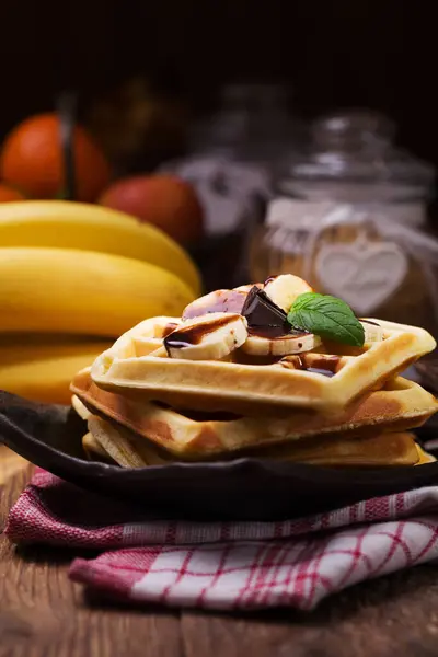 Deliciosos waffles com banana e chocolate — Fotografia de Stock