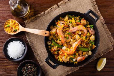 Geleneksel İspanyol paella 'sı ve deniz ürünleri ve tavuk..