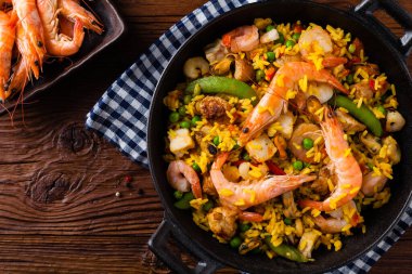 Geleneksel İspanyol paella 'sı ve deniz ürünleri ve tavuk..