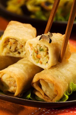 Spring rolls sebze ve pirinç bir plaka üzerinde pişmiş bölümü.