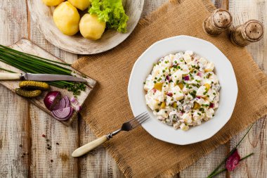 Geleneksel Alman patates salatası, salatalık, soğan ve mayonez.
