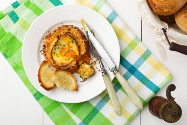 Yumurtalı, peynirli ve jambonlu sandviç.. 