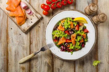 Taze somon füme salata.