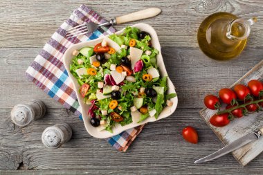 Siyah Zeytin ve Parmes ile taze sebze ile İtalyan salatası